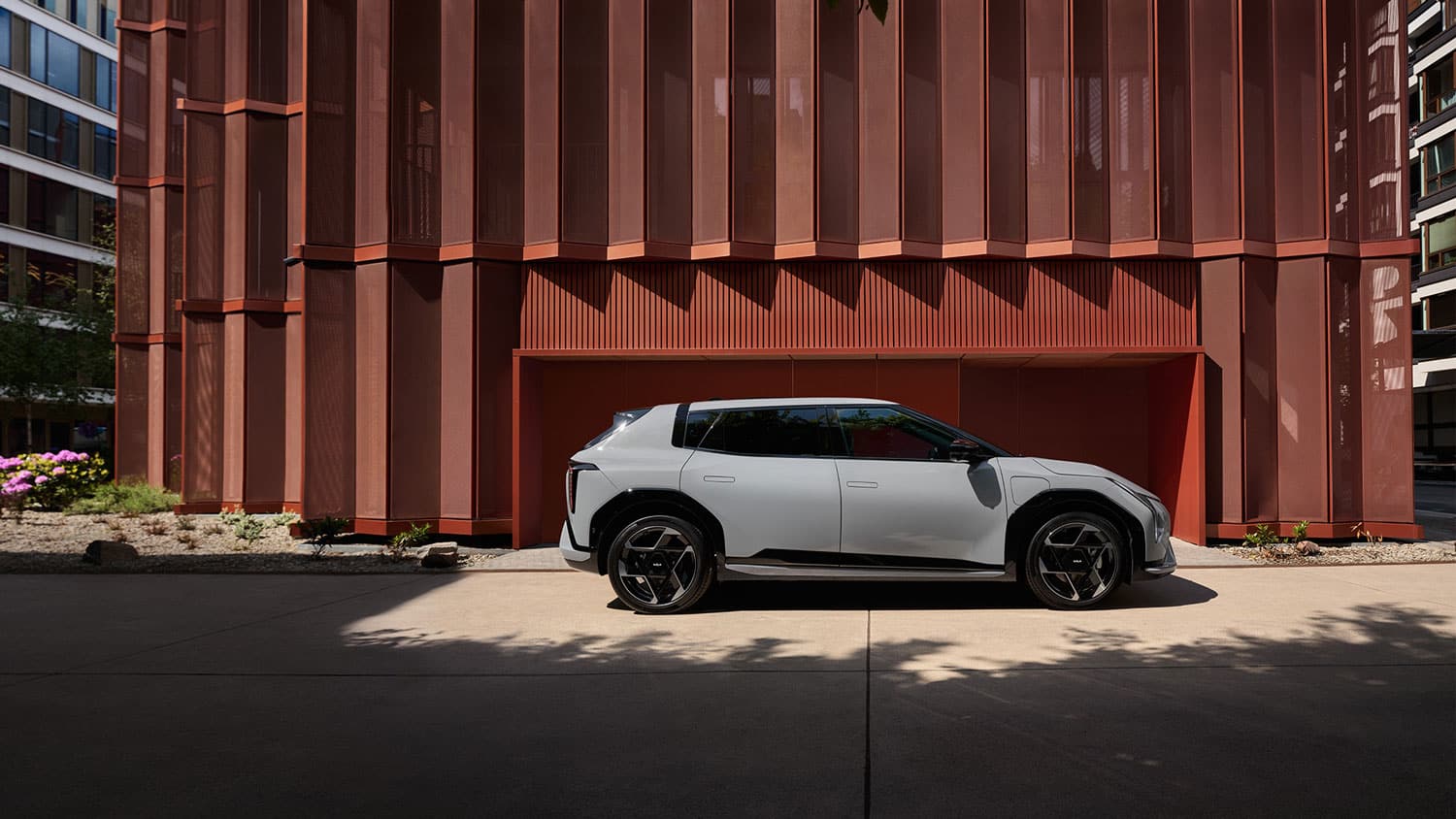 2025-09-kia-ev4-side Kia EV4